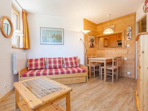 un salon avec un canapé et une table dans l'établissement Charmant 2 pièces avec balcon exposé sud, au cœur d'Avoriaz, pour 5 personnes - FR-1-314-165, à Morzine