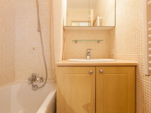a bathroom with a sink and a bath tub at Appartement Avoriaz, 2 pièces, 5 personnes - FR-1-314-165 in Morzine