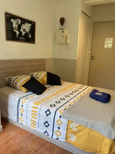 um quarto com 2 camas com em Studio 96 - Wi fi fibre - Résidence Beauséjour - Proche centre ville em Troyes
