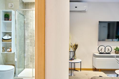 ein Bad mit einer Dusche und einem WC in der Unterkunft Lc Apartments - Sunshine in Santa Maria