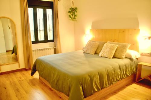 1 dormitorio con 1 cama grande en una habitación en Apartamento Brisas, en Moaña