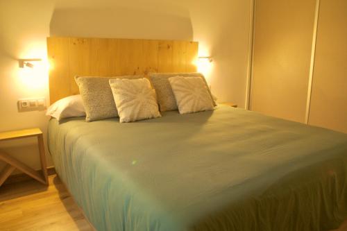 1 dormitorio con 1 cama grande y 2 almohadas en Apartamento Brisas, en Moaña