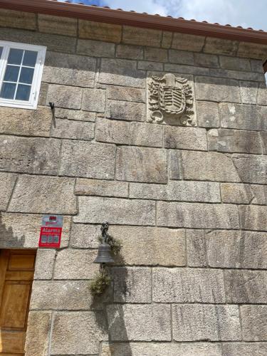 ア・コルーニャにあるCASA DE PARDOの窓付きの石壁の建物