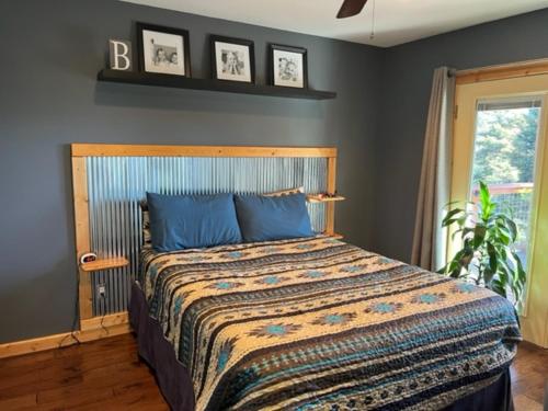 um quarto com uma cama grande e almofadas azuis em RidgeWalk Main House em Angel Fire