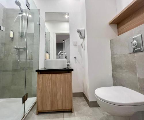 een badkamer met een toilet, een wastafel en een douche bij K22 Large Apart Slawinska 509 in Warschau