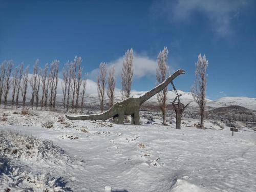 een beeld van een dinosaurus in de sneeuw bij Descanso cordillerano llano blanco in Malargüe