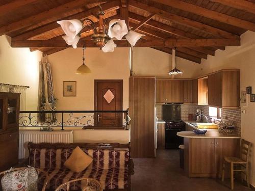 un salon avec une cuisine au plafond dans l'établissement Traditional village house on Argolis for 6 persons, à Kariá