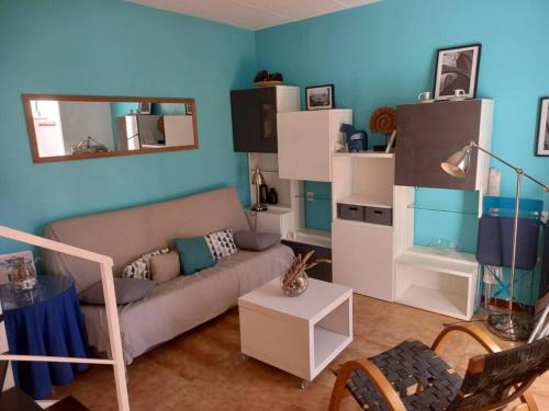 a living room with a couch and a table at Nautilus Agradable villa a 5 minutos a pie de la playa in Roses