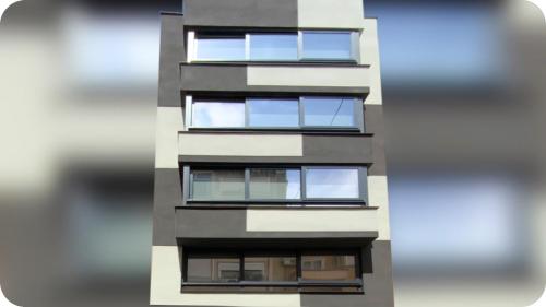 un edificio alto con ventanas laterales en AVA Flats, en Alicante