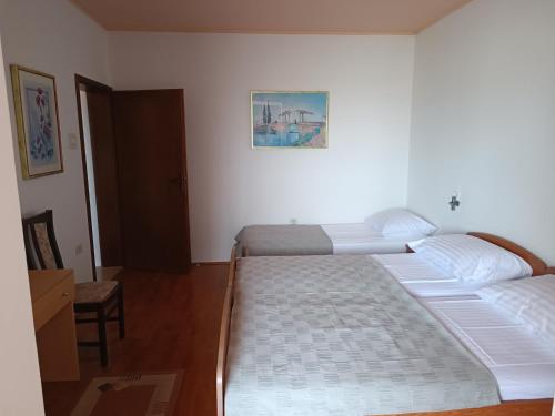 Ένα ή περισσότερα κρεβάτια σε δωμάτιο στο Hotel Holiday