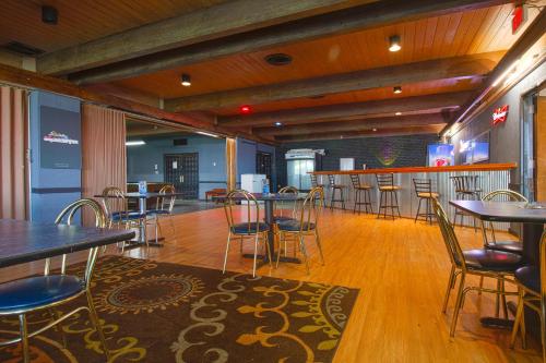 un bar con tavoli e sedie in un ristorante di American Best Inn By OYO I-35 Perry near Lake McMurtry a Perry