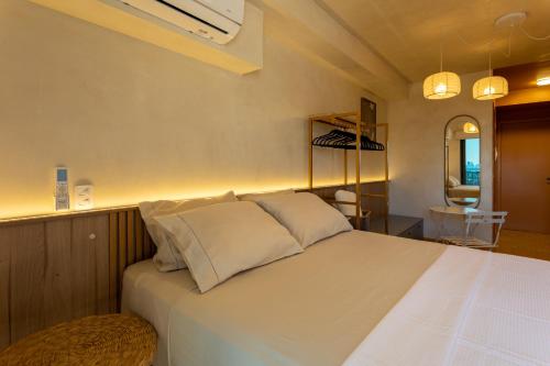 ein Schlafzimmer mit einem Bett mit zwei Kissen darauf in der Unterkunft Studio Savana in São Paulo