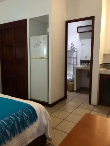 Un pat sau paturi într-o cameră la Las Mariposas Hotel & Studios