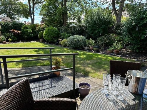 Κήπος έξω από το 'Sounion' - Fabulous, spacious modern house with large private garden in Leafy Lytham