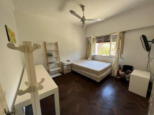1 dormitorio con 1 cama y ventilador de techo en Habitaciones privadas San Isidro en San Isidro