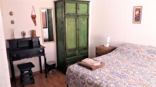 1 dormitorio con armario verde junto a la cama en Historic Centre Premium Quality Lodging, en Quito