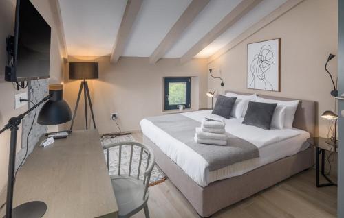 ein Schlafzimmer mit einem großen Bett und einem TV in der Unterkunft Villa Carica in Krasica