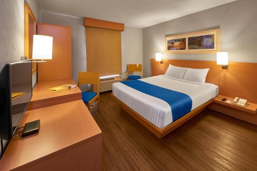 Un pat sau paturi într-o cameră la City Express by Marriott Tuxtla Gutiérrez