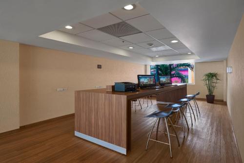 an office lobby with a bar with stools and computers at City Express by Marriott Tuxtla Gutiérrez in Tuxtla Gutiérrez