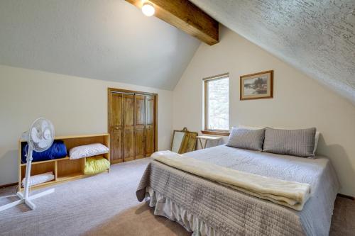 Легло или легла в стая в Cozy Beaver Retreat with Fireplace and Deck!