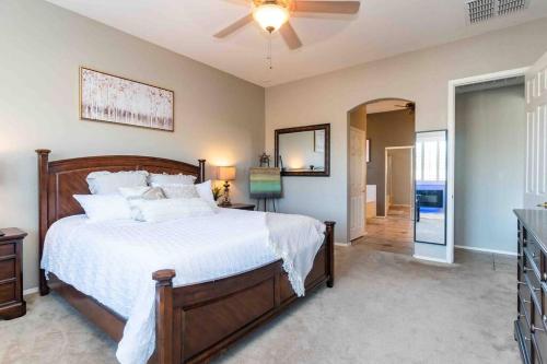 une chambre avec un lit et un ventilateur de plafond dans l'établissement The Oasis -Heated pool and games, à Liberty