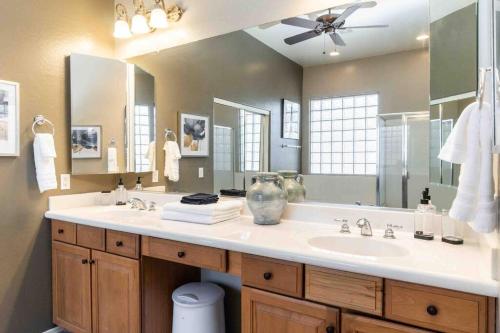 une salle de bain avec un lavabo et un grand miroir dans l'établissement The Oasis -Heated pool and games, à Liberty