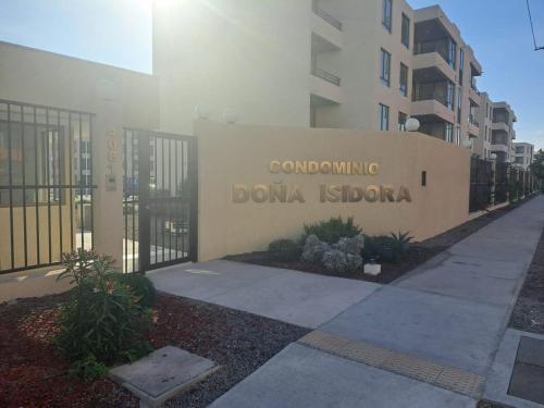 a building with a sign that reads dominating dana ishtar at Hermoso departamento con piscina in Arica