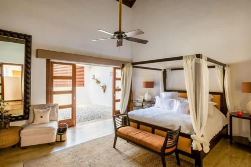 - une chambre avec un lit et un ventilateur de plafond dans l'établissement Sunny Vacation Villa No 57, à San Rafael del Yuma