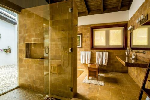 La grande salle de bains est pourvue d'une douche et d'un lavabo. dans l'établissement Sunny Vacation Villa No 57, à San Rafael del Yuma