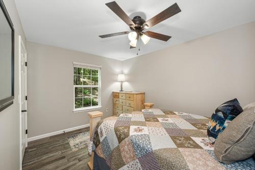 1 dormitorio con 1 cama y ventilador de techo en Coyote Cabin at Woodland Retreat at DeSoto beside DeSoto State Park, en Fort Payne