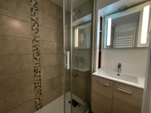 bagno con doccia, lavandino e specchio di Appartement Les Menuires, 3 pièces, 7 personnes - FR-1-452-36 a Les Menuires