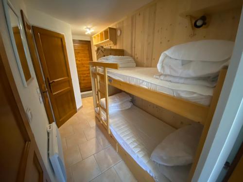 Cette petite chambre comprend des lits superposés. dans l'établissement Appartement cosy à Châtel avec parking privé, proche centre et télécabine. Animaux non admis. - FR-1-693-45, à Châtel