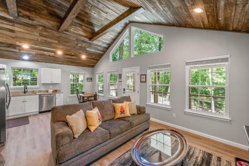 sala de estar con sofá y cocina en The Otter Box Cabin - 92 Acres Beside DeSoto State Park en Fort Payne