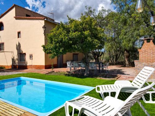 un patio con piscina y sillas y una casa en Unik Vacation La Noguera Rural Valls, en Valls