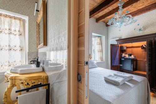 a bathroom with a bed and a sink at b&b casa largo la piazzola in Vittorio Veneto