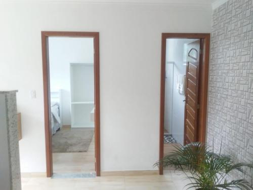 espejo en una habitación con una pared blanca en QUARTO CASA FREDERICO, en Domingos Martins
