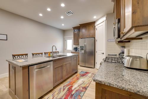 Dapur atau dapur kecil di Toquerville Home with Mtn Views, Near State Parks!