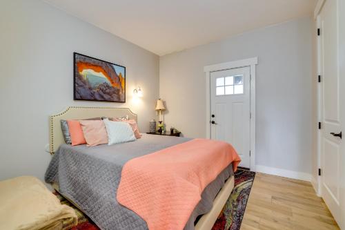 Katil atau katil-katil dalam bilik di Toquerville Home with Mtn Views, Near State Parks!
