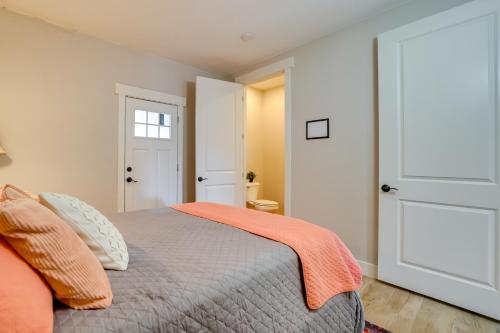 Katil atau katil-katil dalam bilik di Toquerville Home with Mtn Views, Near State Parks!
