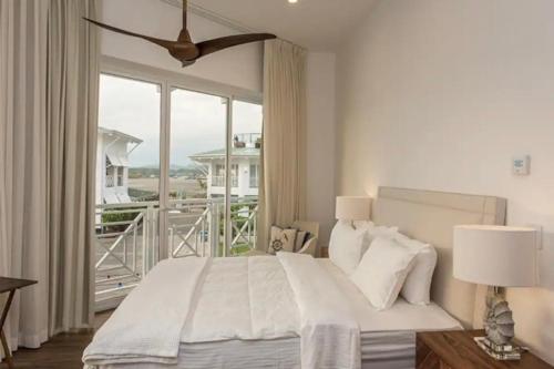 Un pat sau paturi într-o cameră la LUXURY Villa en Puntarenas, Costa Rica
