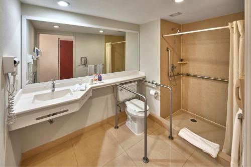 y baño con lavabo, aseo y ducha. en City Express by Marriott Manzanillo en Manzanillo