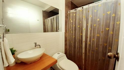 y baño con lavabo, aseo y ducha. en Casa de Campo Mirador de la Retama, en Cajamarca