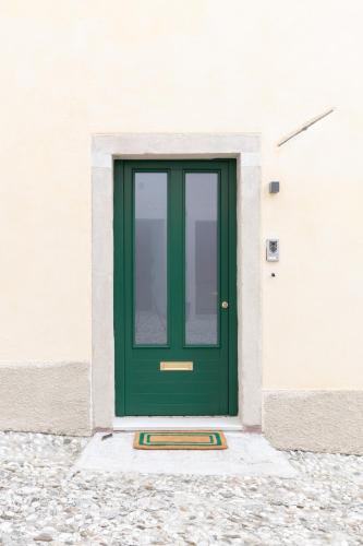 a green door on the side of a building at b&b casa largo la piazzola in Vittorio Veneto