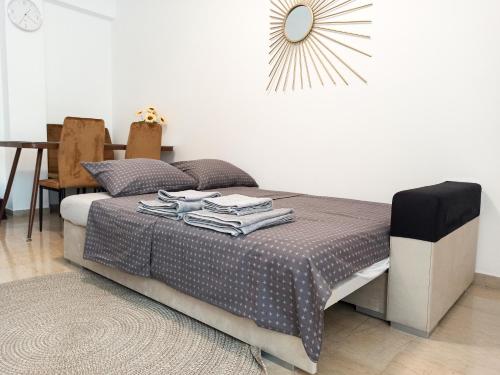 sypialnia z łóżkiem ze stołem i krzesłami w obiekcie Kremou Studio w Atenach
