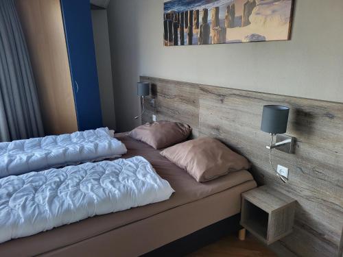 dos camas sentadas una al lado de la otra en una habitación en Het Pareltje, en Brouwershaven