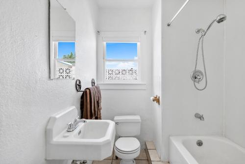 uma casa de banho branca com um lavatório e um WC em Desert Air Motel em Sanderson