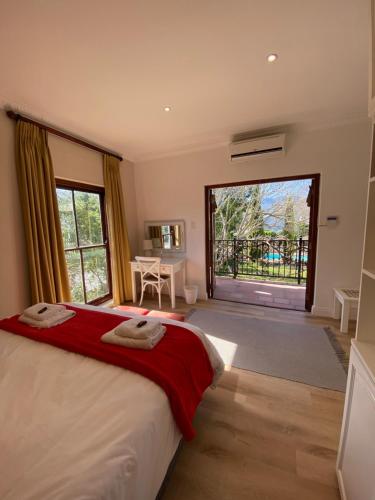 une chambre avec un grand lit et une grande fenêtre dans l'établissement @Leisure Guest Suite, à Stellenbosch