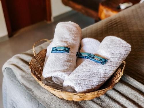 a wicker basket with towels on a table at Sítio Balango: Seu refúgio em Domingos Martins. Chalés para casais e casa para grupo de pessoas in Domingos Martins