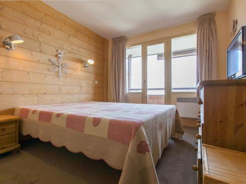 um quarto com uma cama num quarto de madeira em Appartement Avoriaz, 4 pièces, 6 personnes - FR-1-314-195 em Morzine
