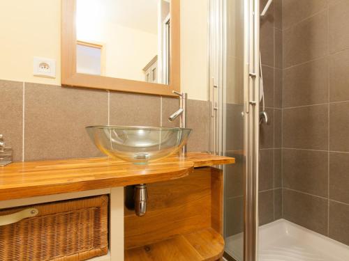 uma casa de banho com um lavatório e um chuveiro em Appartement Avoriaz, 4 pièces, 6 personnes - FR-1-314-195 em Morzine
